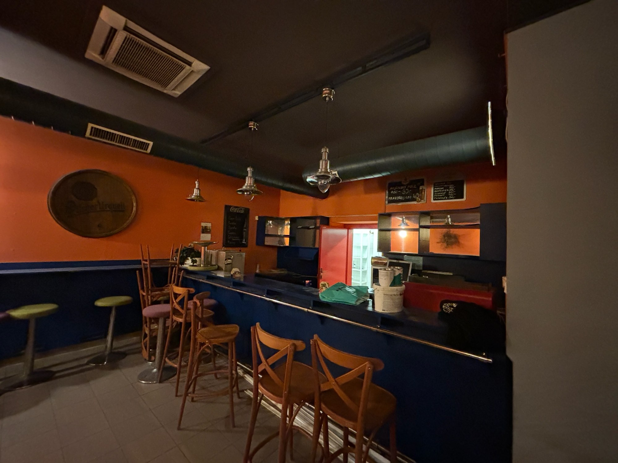 The bar counter before the renovation